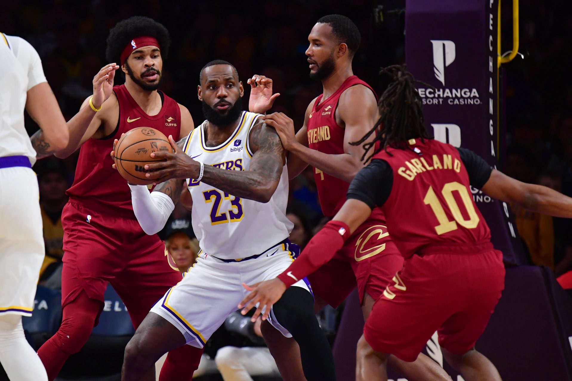 Former Browns QB Says LeBron James’ Camp Knows What’s Best for NBA Star’s Future - “They’re on Top of That” 2 Los Angeles Lakers, Cleveland Cavaliers