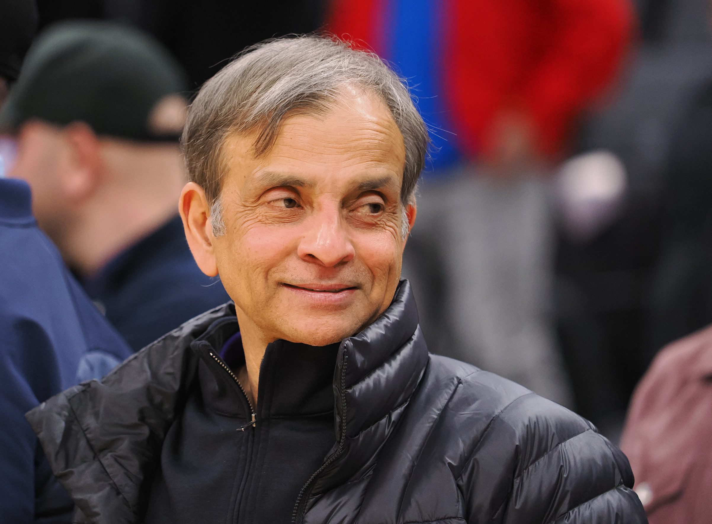 Sacramento Kings Owner's Bold Shirt Got The Internet's Attention With Subtle 4-Word Shot At Drake 1 Sacramento Kings, Vivek Ranadivé,