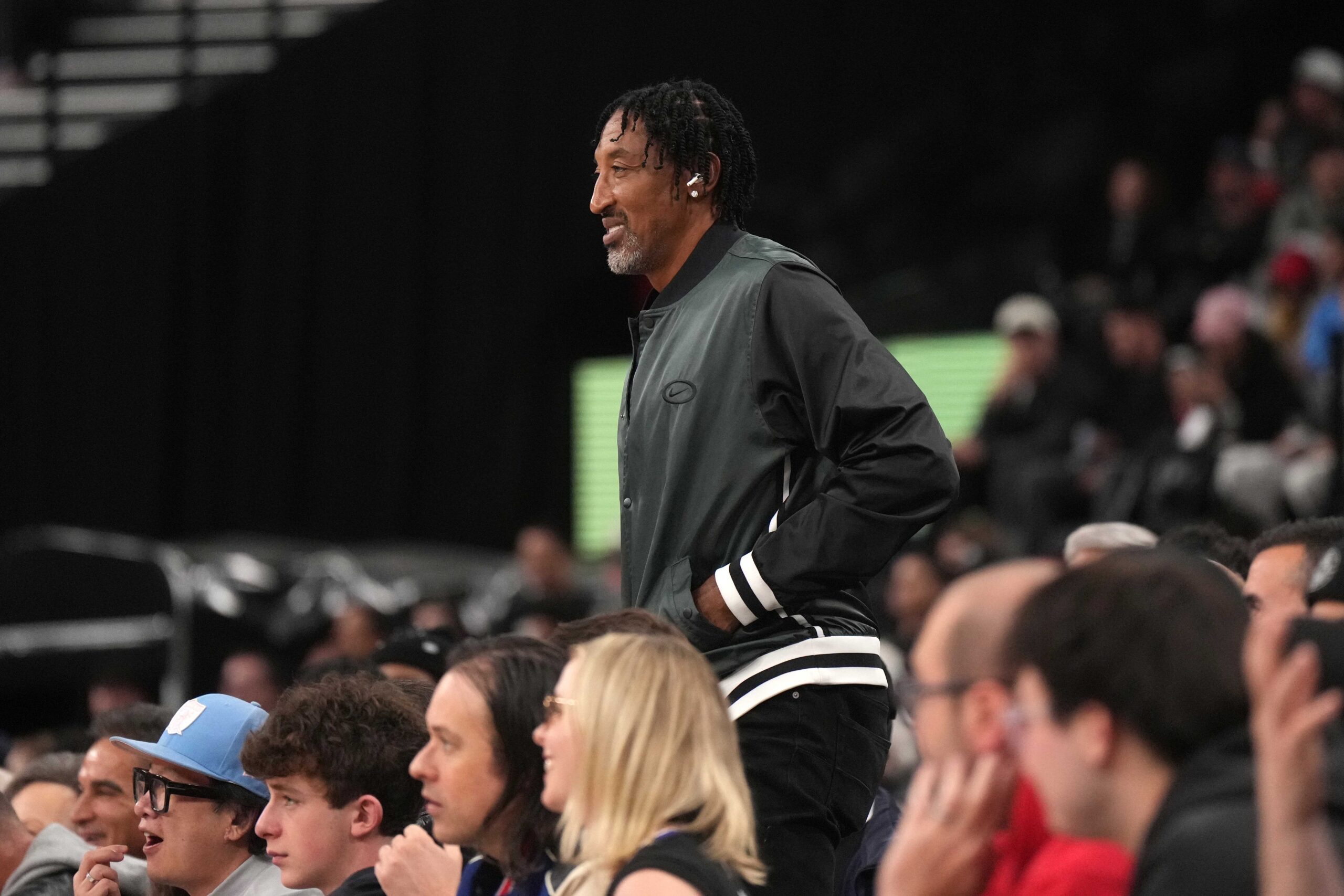 Scottie Pippen watching Grizzlies at LA Clippers