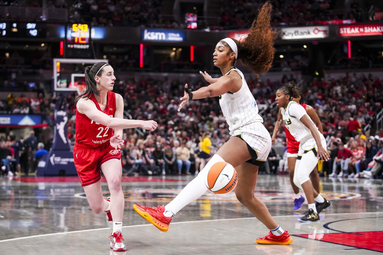 "He Has Agreed With Me": Caitlin Clark and Angel Reese Comparison Sparks Magic Johnson’s Honest Stance, Joy Taylor Reveals 1 May 17, 2025; Indianapolis, IN, USA; Indiana Fever guard Caitlin Clark (22) passes around Chicago Sky forward Angel Reese (5) on Saturday, May 17, 2025, during a game between the Indiana Fever and the Chicago Sky at Gainbridge Fieldhouse in Indianapolis. The Indiana Fever defeated the Chicago Sky, 93-58.Mandatory Credit: Grace Smith-IndyStar via Imagn Images