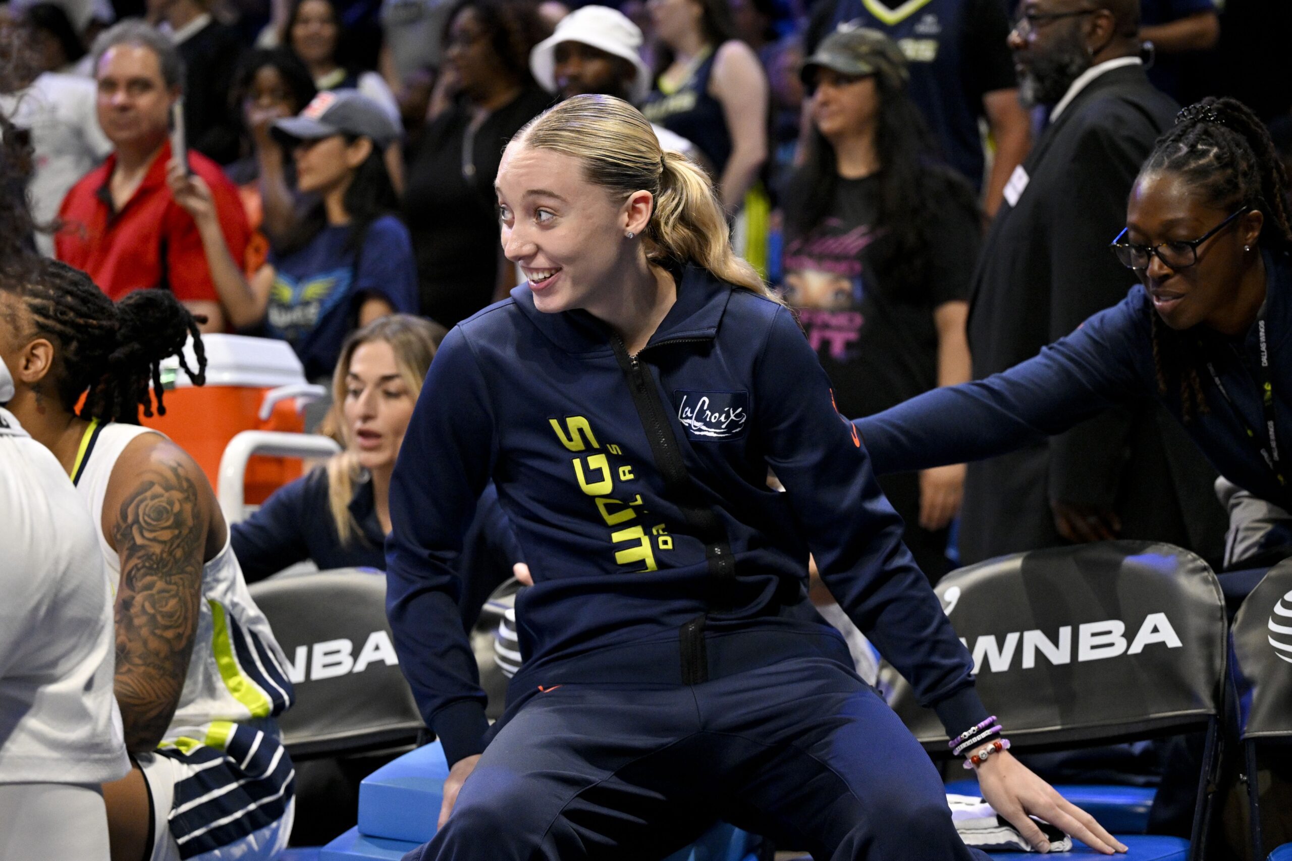 "Free Paige From Holly": WNBA Fans Goes Blunt Seeing Paige Bueckers With Holly Rowe Longhons Football Game 3 USATSI 26810680 168400517 lowres scaled