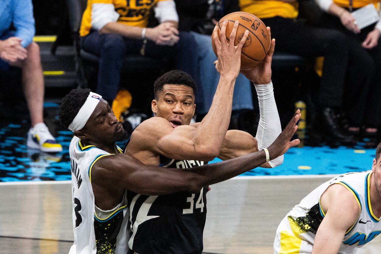 "This Is When You Know She's Cheating": NBA Fans Have Mixed Views On Giannis Antetokounmpo Responding To Knicks Trade Rumors 3 NBA Fans, Giannis