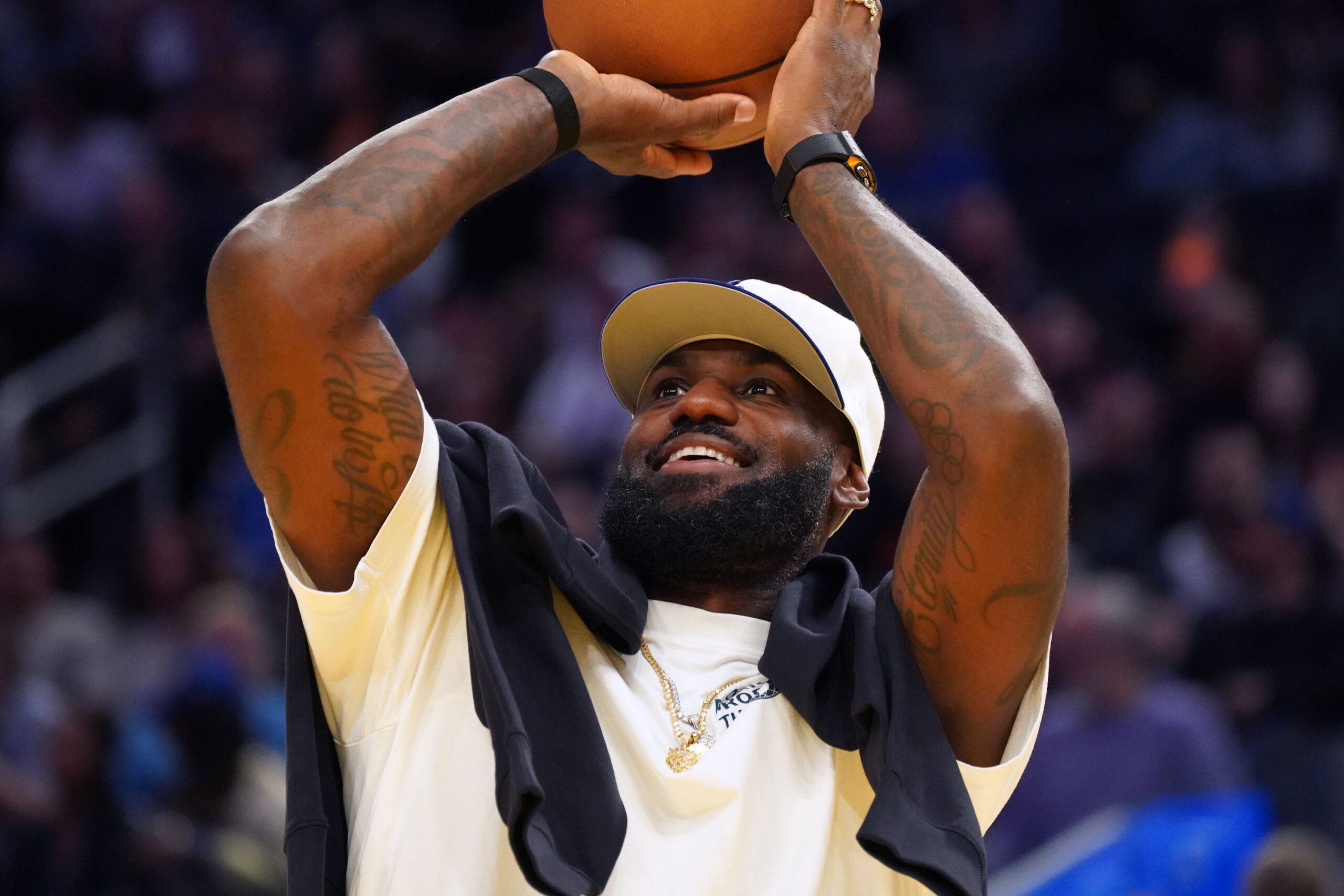 "Ozempic Charles Barkley": NBA Fans Draw Hilarious Takes On Identity Of Who LeBron James Is Talking To About His 'Second Decision' 1 LeBron James, NBA Fans