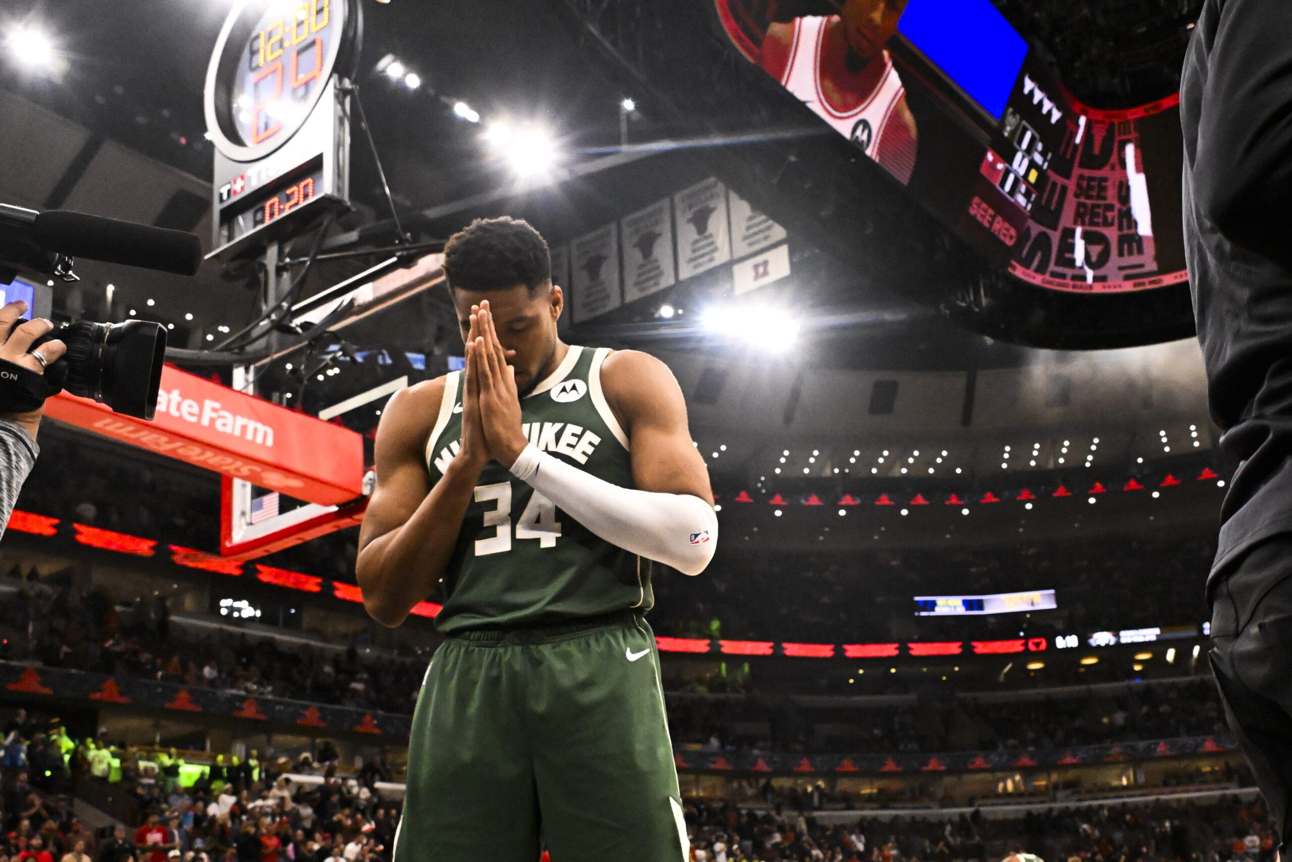 NBA: Cavs Insiders Question Whether Giannis Antetokounmpo Can Sustain His Heavy Workload - "Can He Possibly Keep Up?" 2 Giannis Antetokounmpo