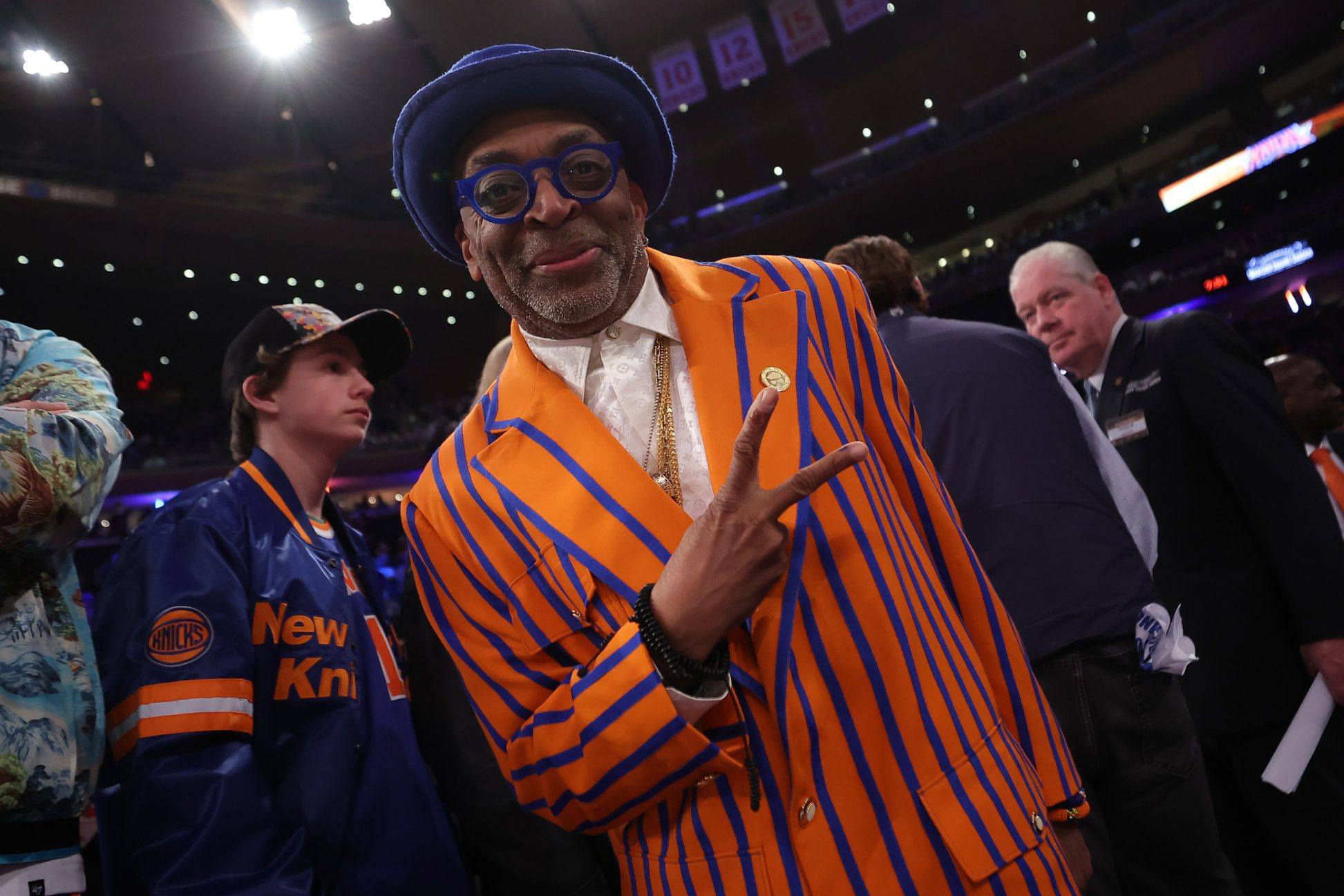 "Pope Is A Bulls Fan": NBA Fans Crack Up As Spike Lee Presents Chicago-Born Pope Leo XIV With A Knicks Jersey 3 Spike Lee