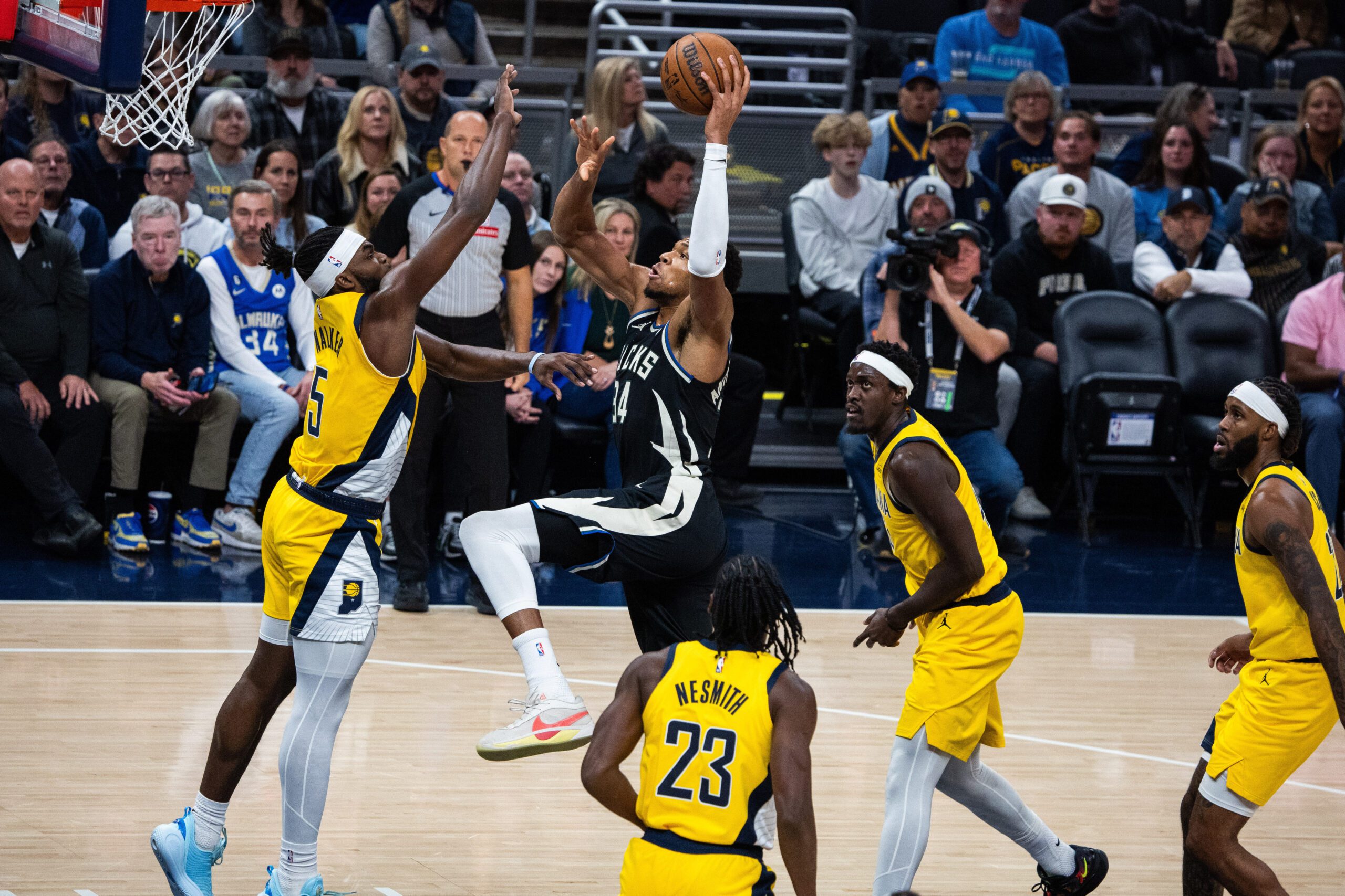 NBA Fans Erupt After Giannis Antetokounmpo Buries Buzzer-Beater Vs. Pacers - "BEST IN THE WORLD" 1 USATSI 27496668 scaled