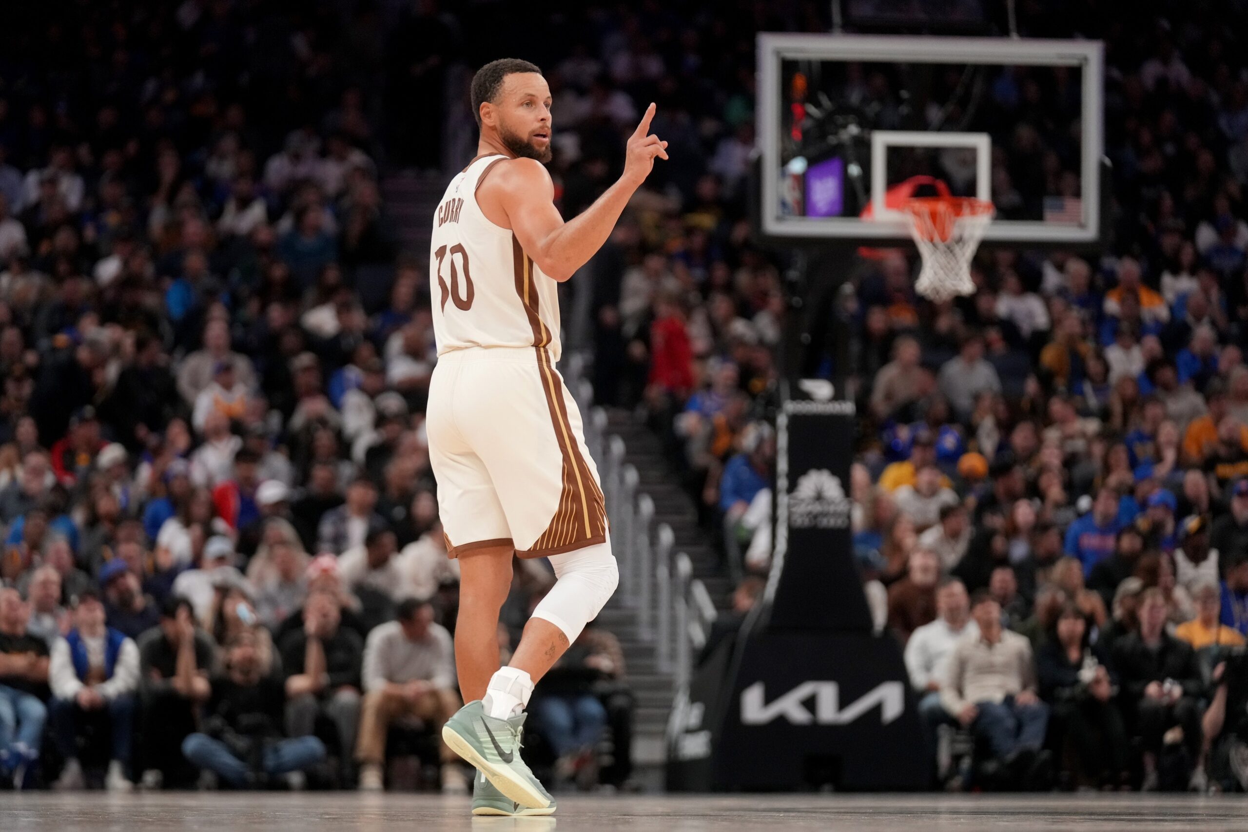 "His Angkles Better Not Fall Off The Bone": NBA Fans Go Crazy As Steph Curry Wears Sabrina Ionescu's Nike Shoes Since Under Armour Split 1 USATSI 27675016 168400517 lowres scaled