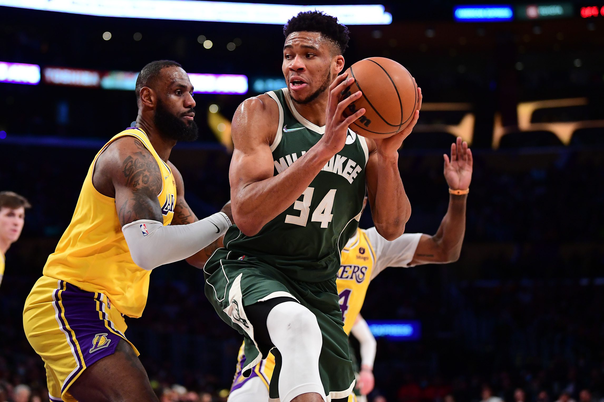 "Giannis Is Currently Behiind 21,248 Points Behind LeBron James": NBA Fans Raise Eyebrows As Giannis Antetokounmpo Predicts Surpassing LeBron James In All-Time Scoring Record At Age 35 1 USATSI 17645790 168400517 lowres