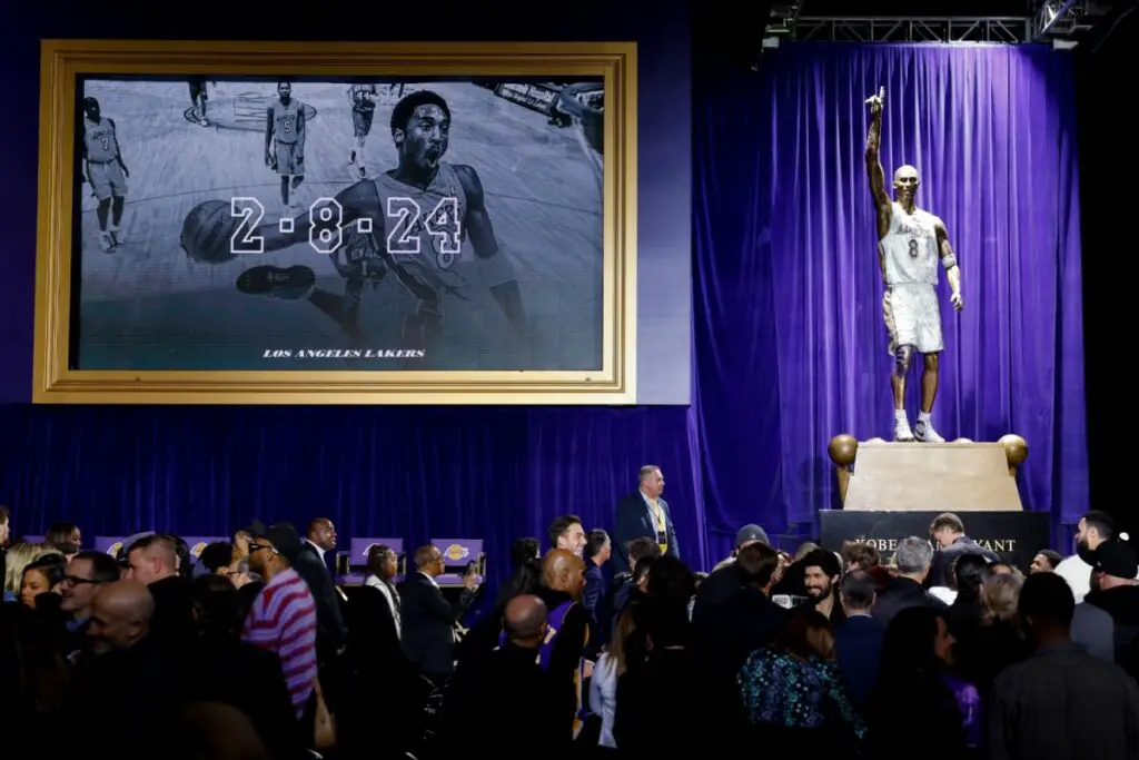Los Angeles Lakers Immortalize Kobe Bryant with First of 3 Statues kobe bryant statue featured