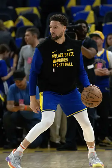 Should Mavs Pursue Warriors Star Klay Thompson in Free Agency Sign