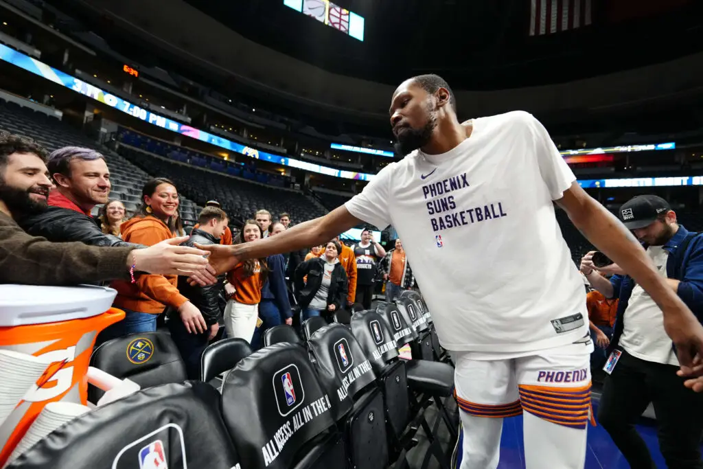 Suns Star Kevin Durant Gets Accused of Hypocrisy For Promoting Gambling; Hilariously Turns Discussion Into Life Coaching Instead 1 Kevin Durant of Phoenix Suns with fans