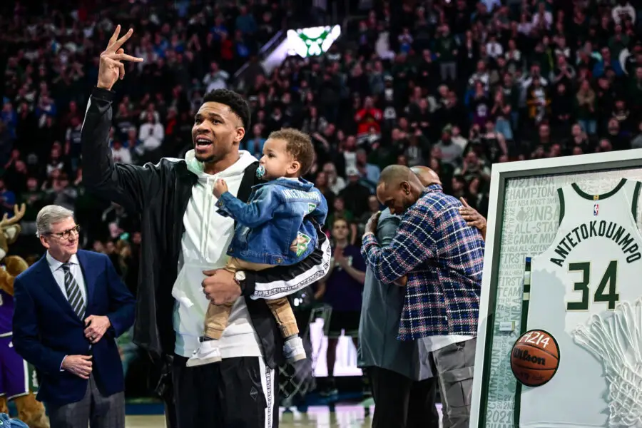 ‘Worst Sports Reporting Era Ever’ – Bucks Fans Call Out Nat’l Media for Silence on Giannis Antetokounmpo’s Huge Declaration About Future Giannis Antetokounmpo, Milwaukee Bucks