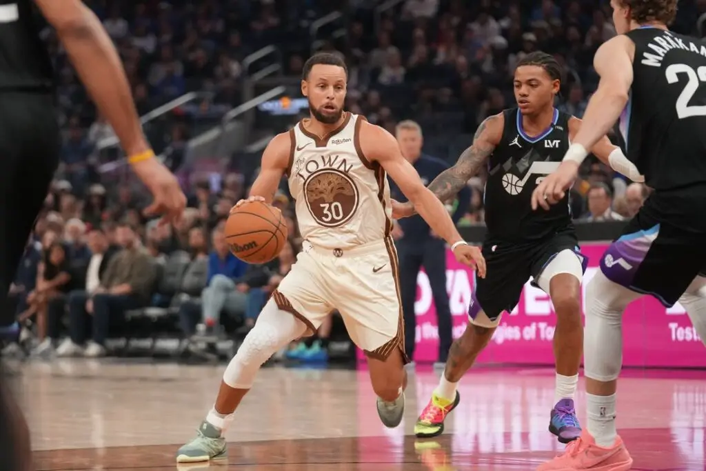 "His Angkles Better Not Fall Off The Bone": NBA Fans Go Crazy As Steph Curry Wears Sabrina Ionescu's Nike Shoes Since Under Armour Split 2 Golden State Warriors