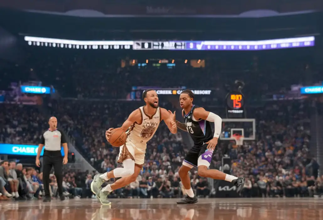 "His Angkles Better Not Fall Off The Bone": NBA Fans Go Crazy As Steph Curry Wears Sabrina Ionescu's Nike Shoes Since Under Armour Split 3 Golden State Warriors