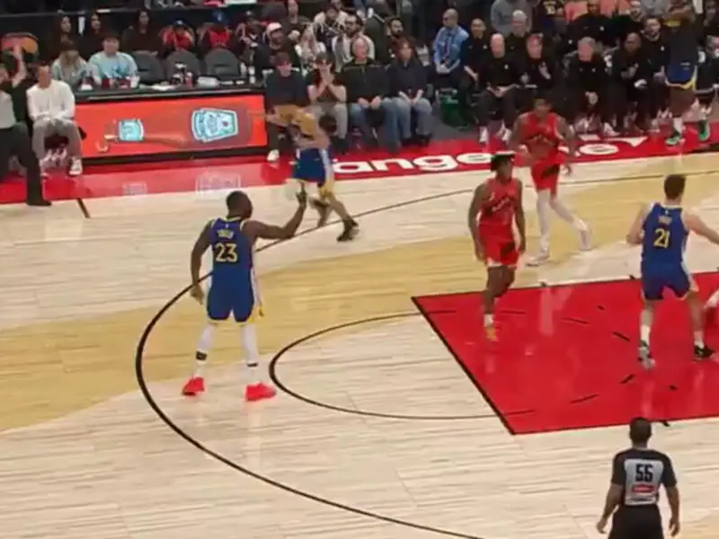 Fans Mock Draymond Green's Petty Finger Move After Warriors Loss to Raptors