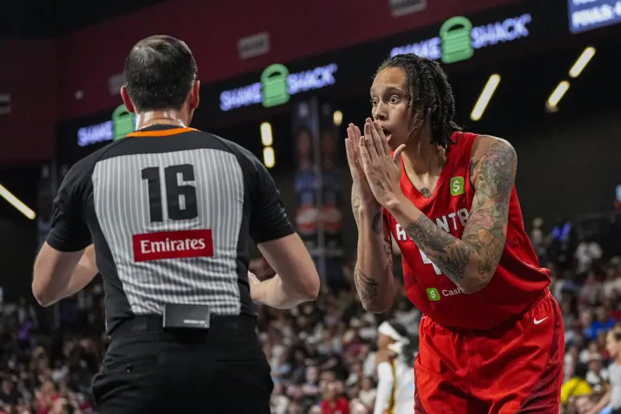 “Dude Can’t Even Dunk At 6’9”: WNBA Fans Mock Brittney Griner Missing Open Dunk As League Plea For Higher Pay WNBA Fans