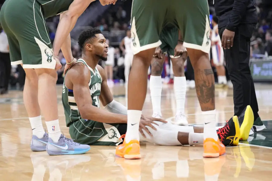 Bobby Portis Reveals What Giannis Antetokounmpo Said in Their GC After Inspiring Win as Team Gets Intrigued Over 2x MVP's Future 1 Giannis Antetokounmpo