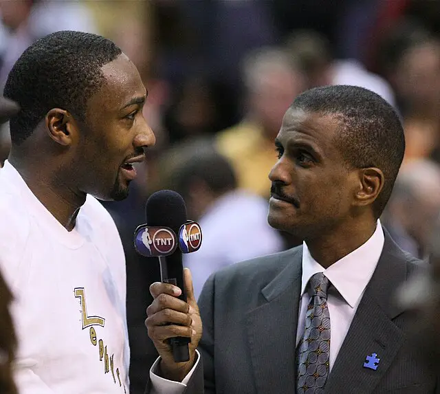 TNT reporter David Aldridge interviews NBA player Gilbert Arenas. Photo credits: Wikimedia Commons